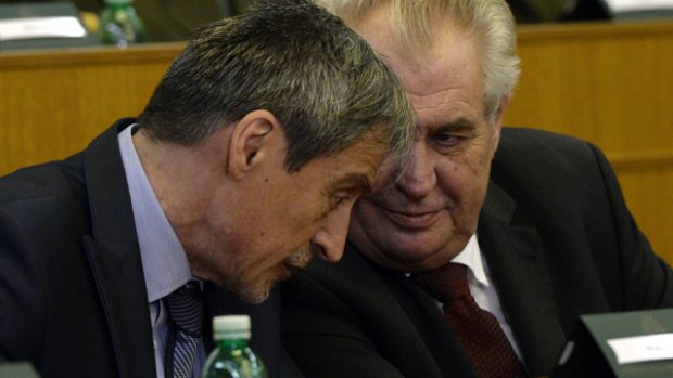 Ministr obrany Martin Stropnický a prezident Miloš Zeman na setkání špiček české armády