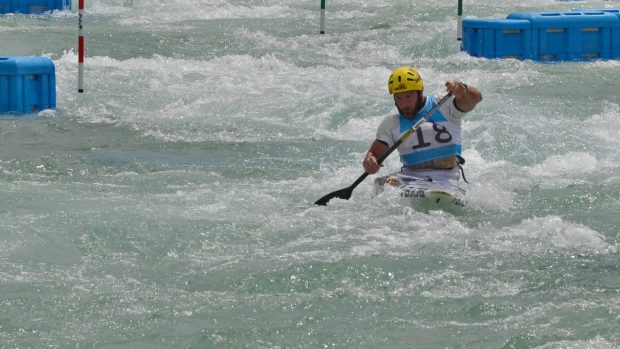 Michal Jáně projíždí poslední brankou trati
