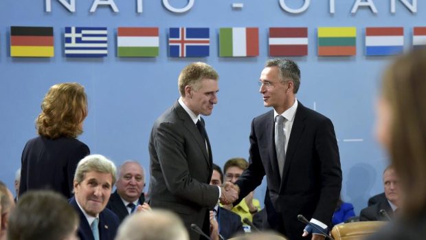 Generální tajemník NATO Jens Stoltenberg vítá ministra zahraničí Černé Hory Igora Lukšiće