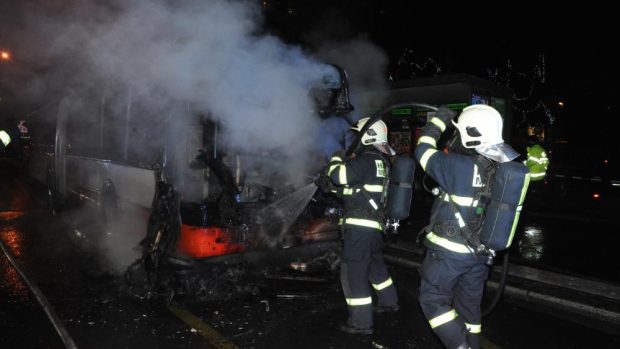 Hasiči u požáru autobusu v Tupolevově ulici v Praze