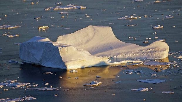 Pařížská dohoda o ochraně klimatu z roku 2015 si za hlavní cíl klade prostřednictvím omezení emisí skleníkových plynů udržet zvyšování teploty výrazně pod dvěma stupni Celsia v porovnání s teplotou v předindustriálním období.