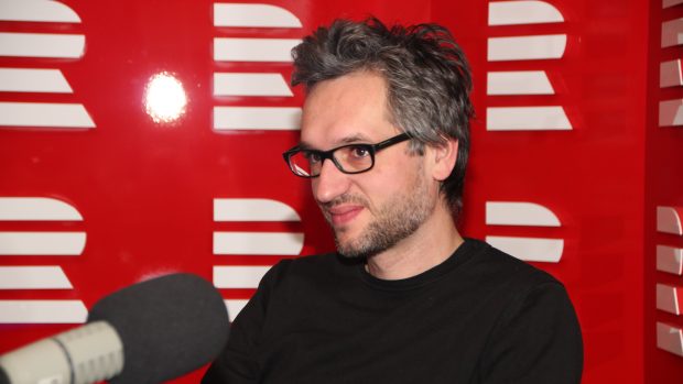 Adam Gebrian odpovídal na otázky moderátorky Lucie Výborné