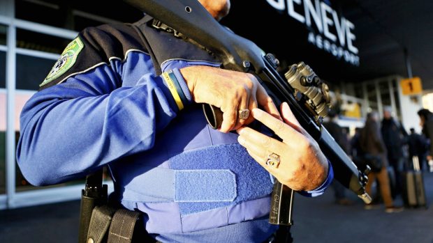 Švýcarský policista hlídkuje před letištěm v Ženěvě