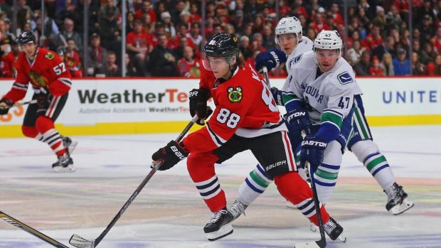 Útočník Blackhawks Patrick Kane (88) v zápase s Vancouverem (13. prosince 2015)