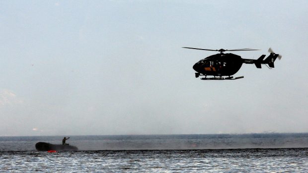 Helikoptéra FRONTEX zastavuje poblíž ostrova Lesbos člun podezřelý z pašování lidí (archivní foto)