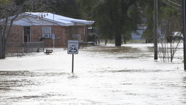 Zaplavené ulice a domy ve městě Elba státu Alabama