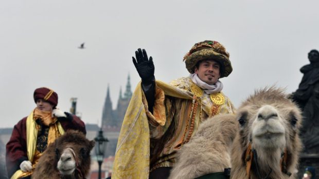 Tři králové na velbloudech vedli po Karlově mostě průvod, který 3. ledna zahájil šestnáctý ročník Tříkrálové sbírky v Praze.