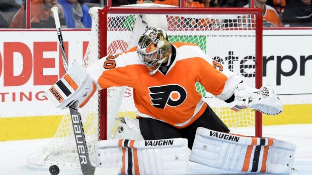 Gólman Philadelhpie Flyers Michal Neuvirth v zápase proti Montrealu