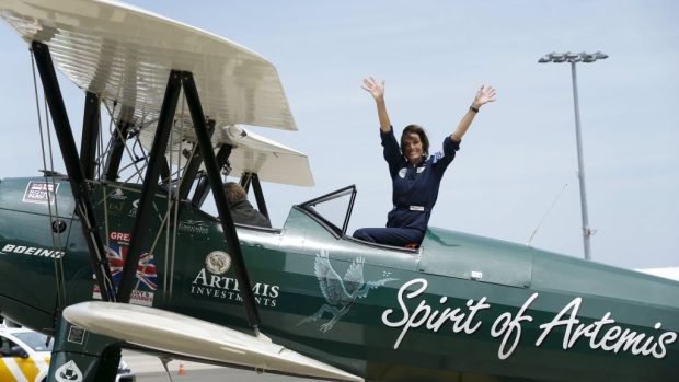 Britská pilotka Tracey Curtis-Taylorová přistála na letiště v Sydney