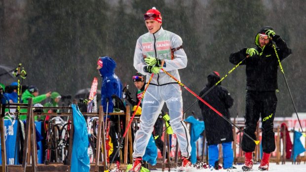 Při nepříjemném počasí v tréninku pomůžou igelitové pláštěnky, tak jako v případě Michala Krčmáře