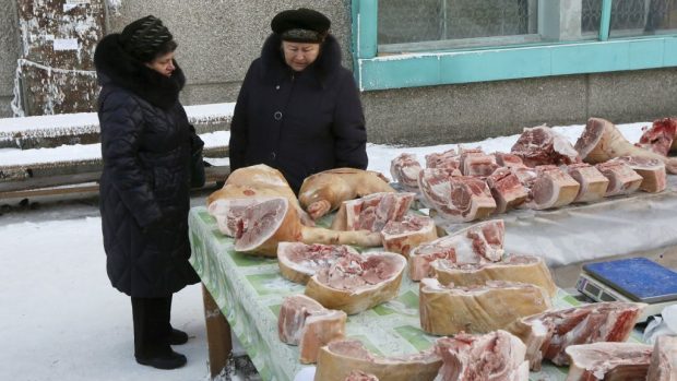 Prodej masa na ulici v sibiřském Krasnojarsku