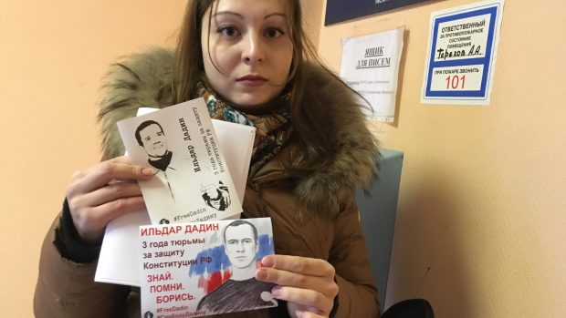 Anastásia Zotová s letáčky propagujícími propuštění jejího snoubence Illy Dadina