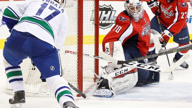 Radim Vrbata dává jediný gól Vancouveru v utkání s Washingtonem