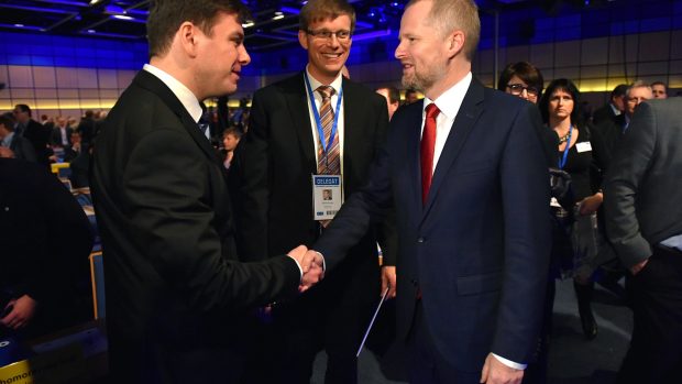 Petr Fiala obhájil post předsedy ODS a přijímá gratulace