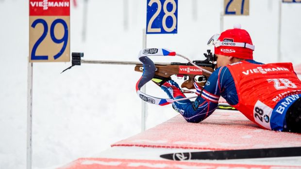 Michal Krčmář na střelnici závodu s hromadným startem v německém Ruhpoldingu