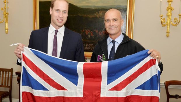 Britský polárník Henry Worsley zemřel při pokusu přejít Antarktidu (na archivním snímku s princem Williamem)