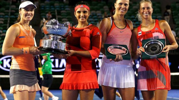 Zleva Martina Hingisová, Sania Mirzaová, Lucie Hradecká a Andrea Hlaváčková po finále Australian Open