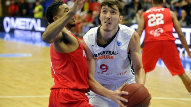 Nymburský Jiří Welsch (vpravo) v utkání Europe Cupu proti Antverpám