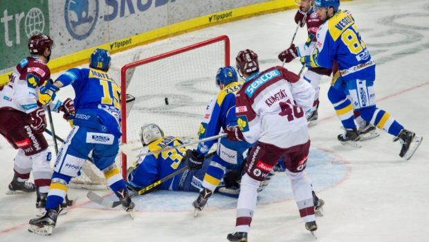 Hokejisté pražské Sparty stříli gól do zlínské branky v rámci dohrávky 41. kola Tipsport extraligy