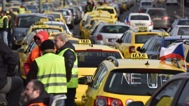 Pražští taxikáři blokují magistrálu, kvůli cenám i &#039;nelegální konkurenci&#039;