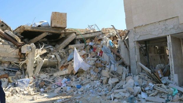 Nemocnici ležící u města Maara an-Numán zasáhly podle zdrojů Lékařů bez hranic čtyři útoky, které přišly těsně po sobě