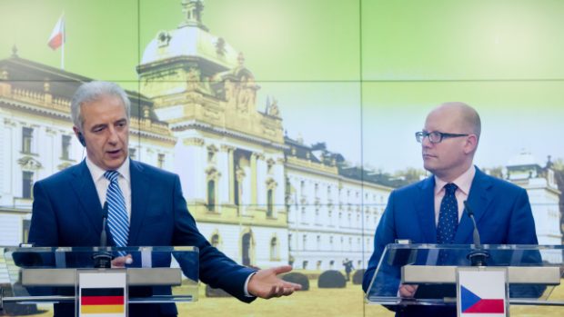 Premiér Bohuslav Sobotka a předseda Spolkové rady Německa a saský ministerský předseda Stanislaw Tillich po vzájemném jednání o rozvoji přeshraniční dopravní infrastruktury