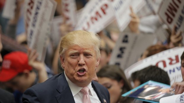 Aktuální celoamerický průzkum veřejného mínění ukazuje, že stranické nominace získají Trump (na snímku) s Clintonovou