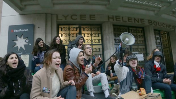 Odborové a studentské svazy ve Francii vyzvaly k protestům proti návrhu nového zákoníku práce