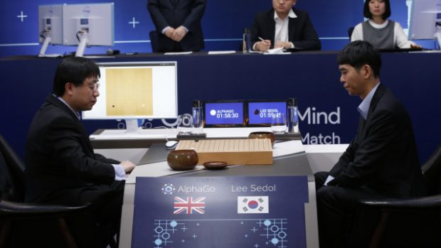 Profesionální hráč deskové hry Go Lee Sedol změřil síly s počítačovým programem AlphaGo. První partii prohrál, další čtyři má před sebou