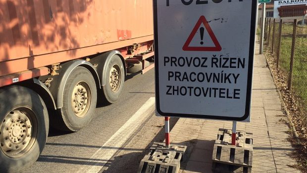 Silnice v Holohlavech na Královéhradecku se opět opravuje. A řidiči se musí obrnit trpělivostí