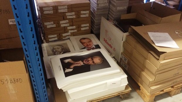 Fotografie Miloše Zemana ve skladu pražské firmy, která tiskne portréty prezidentů