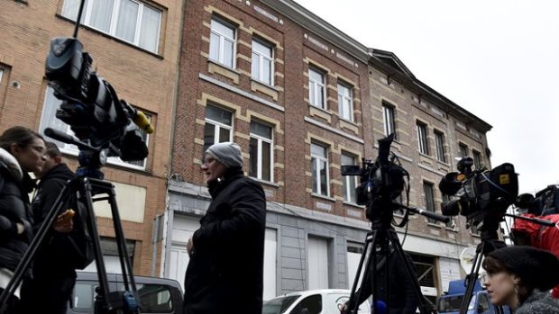 Reportéři u domu, kde byl v pátek večer po přestřelce zadržen Salah Abdeslam
