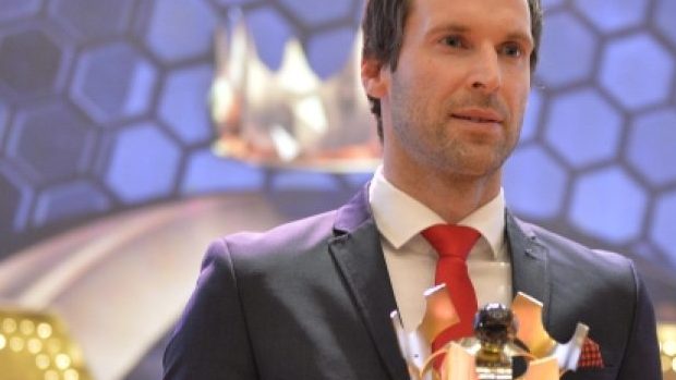 Petr Čech s trofejí pro vítěze ankety (archivní foto)