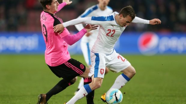 Český fotbalista Vladimír Darida v souboji s McLeanem