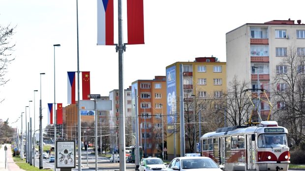 České a čínské vlajky na Evropské třídě (28. března 2016)