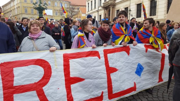 Demonstranti se dožadovali vstupu na Hradčanské náměstí