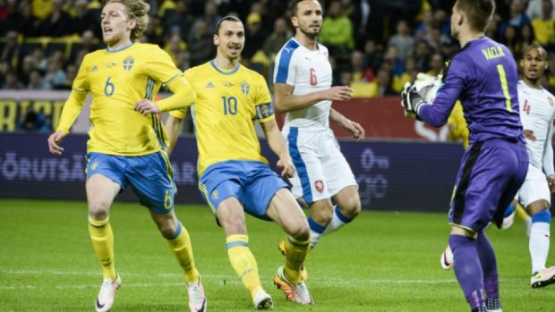 Zlatan Ibrahimović při jedné z útočných akcí Švédska