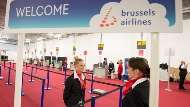 Zaměstnanci Brussels Airlines čekají na cestující na letišti Zaventem, které se po teroristických útocích částečně otevřelo 3. dubna