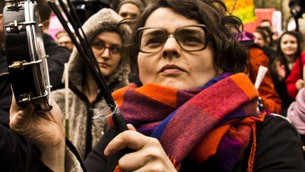 Organizace bojující za ženská práva uspořádaly ve Varšavě demonstraci proti záměru polské vlády navrhnout úplný zákaz umělého přerušení těhotenství