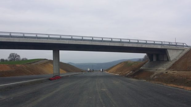 Stavbaři se snaží udělat maximum pro zprovoznění dálnice D8 do konce roku
