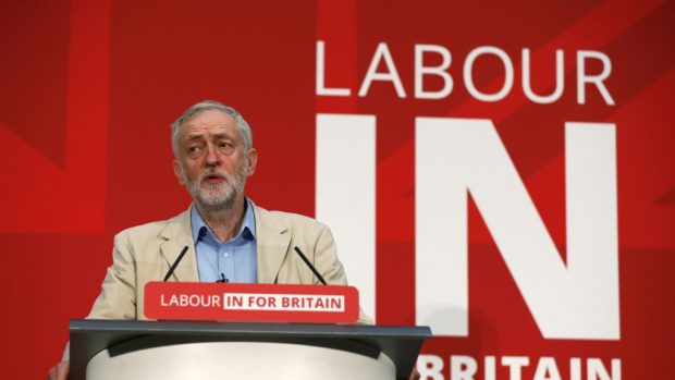 Lídr labouristů Jeremy Corbyn při projevu o britském členství v EU