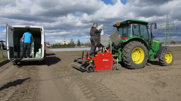 I když s polními pracemi dnes zemědělcům výrazně pomáhají stroje, sehnat pracovníky není snadné