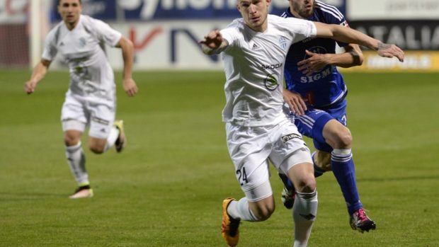 Pavel Čmovš (vpředu) se proti Olomouci zapsal mezi střelce zkraje 3. minuty