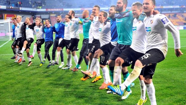 Děkovačka Viktorie. Západočeši právě vyhráli na Letné