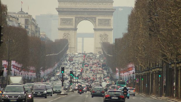 Pařížský bulvár Champs-Élysées. Pohled na Vítězný oblouk z Náměstí svornosti (Place de la Concorde)