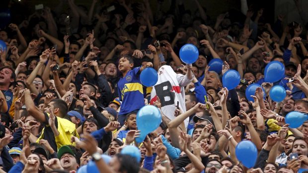 Argentinští fotbaloví fanoušci sledují derby týmů River Plate a Boca Juniors
