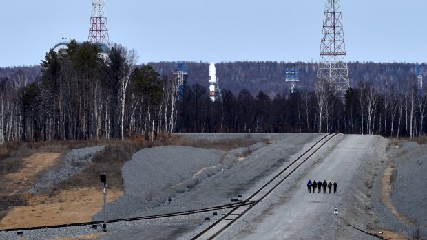 Ruská raketa Sojuz na odpalovací rampě kosmodromu Vostočnyj