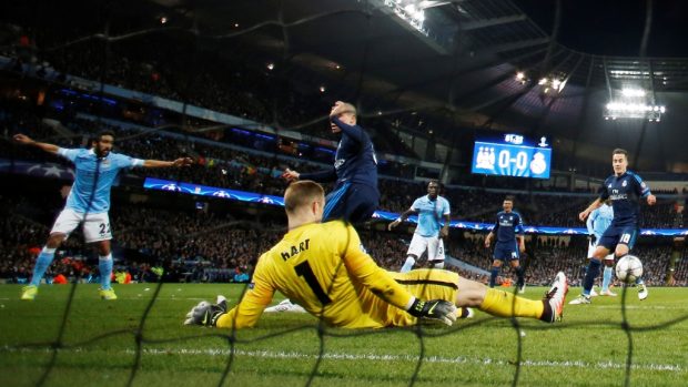 Real Madrid remízoval na hřišti Manchesteru City, hlavním hrdinou domácíhc byl gólman Joe Hart (ve žlutém)