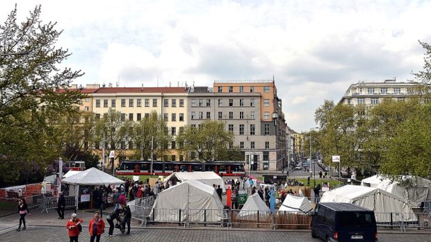 Práci Lékařů bez hranic ukazuje polní nemocnice v centru Prahy