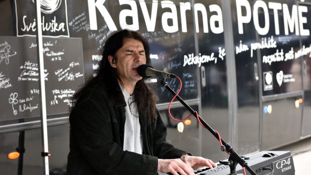 Autobusová Kavárna Potmě vyráží už na svou pátou cestu